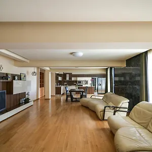 https://central-flat-with-monster-living-room.varna-hotels.com